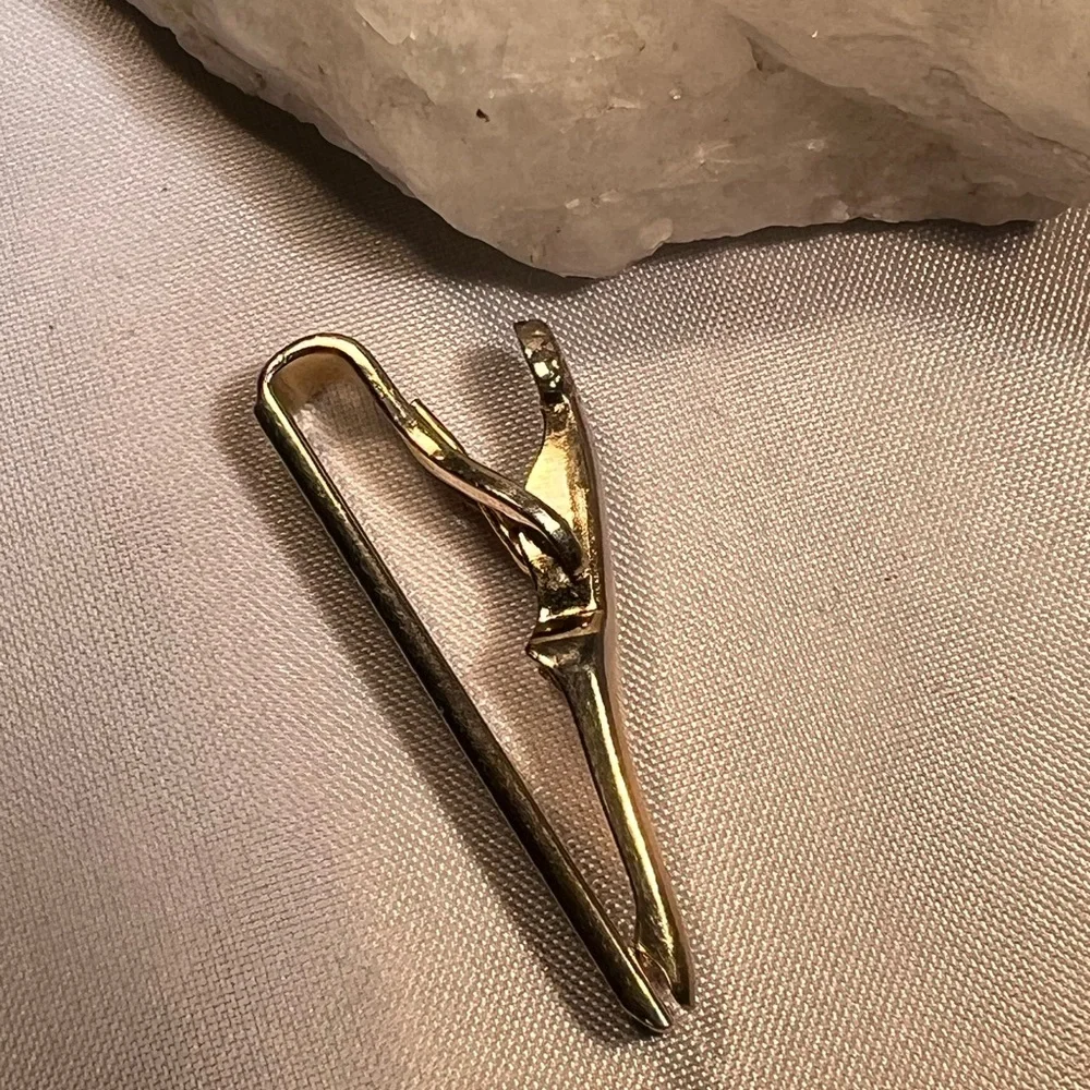 VINTAGE SWANK Gold Tone TIE BAR CLIP Etched And Starburst Design